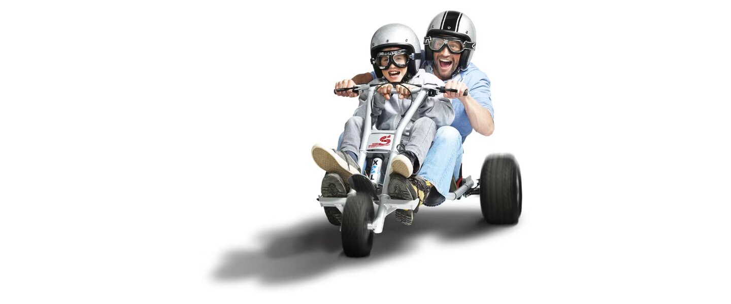 Vater und Sohn fahren gemeinsam Mountain Cart