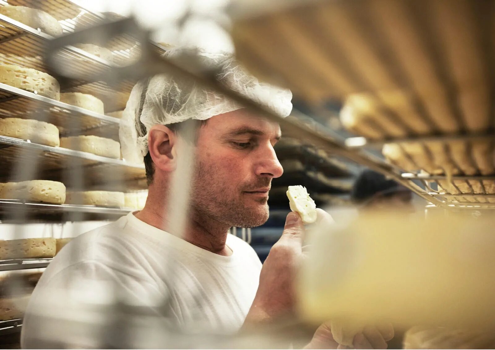 Der Wilde Käser prüft seinen Heumilch-Käse