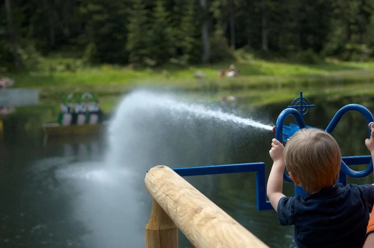 Kind spritzt mit der großen Wasserkanone in Timoks Wilder Welt