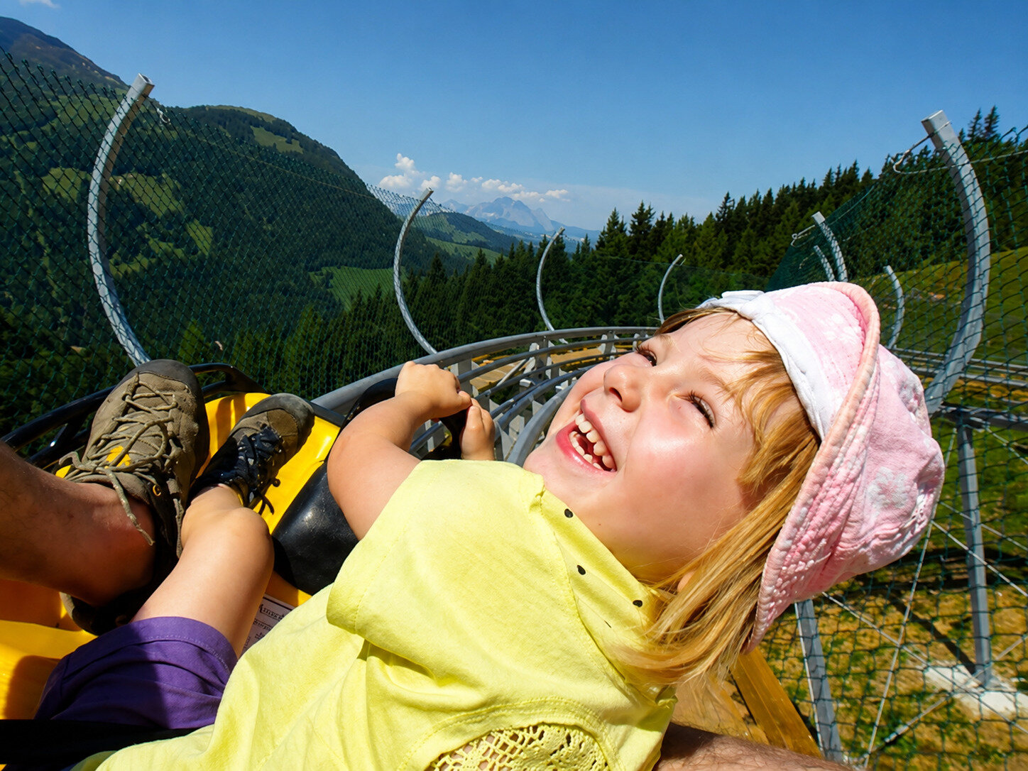 Kind lacht bei der Fahrt im Timoks Coaster in Fieberbrunn
