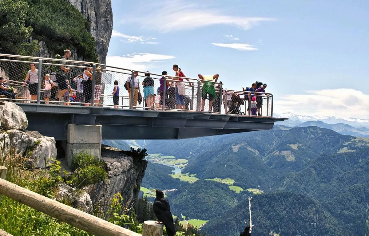 Besucher auf der Aussichtsplattform der Steinplatte