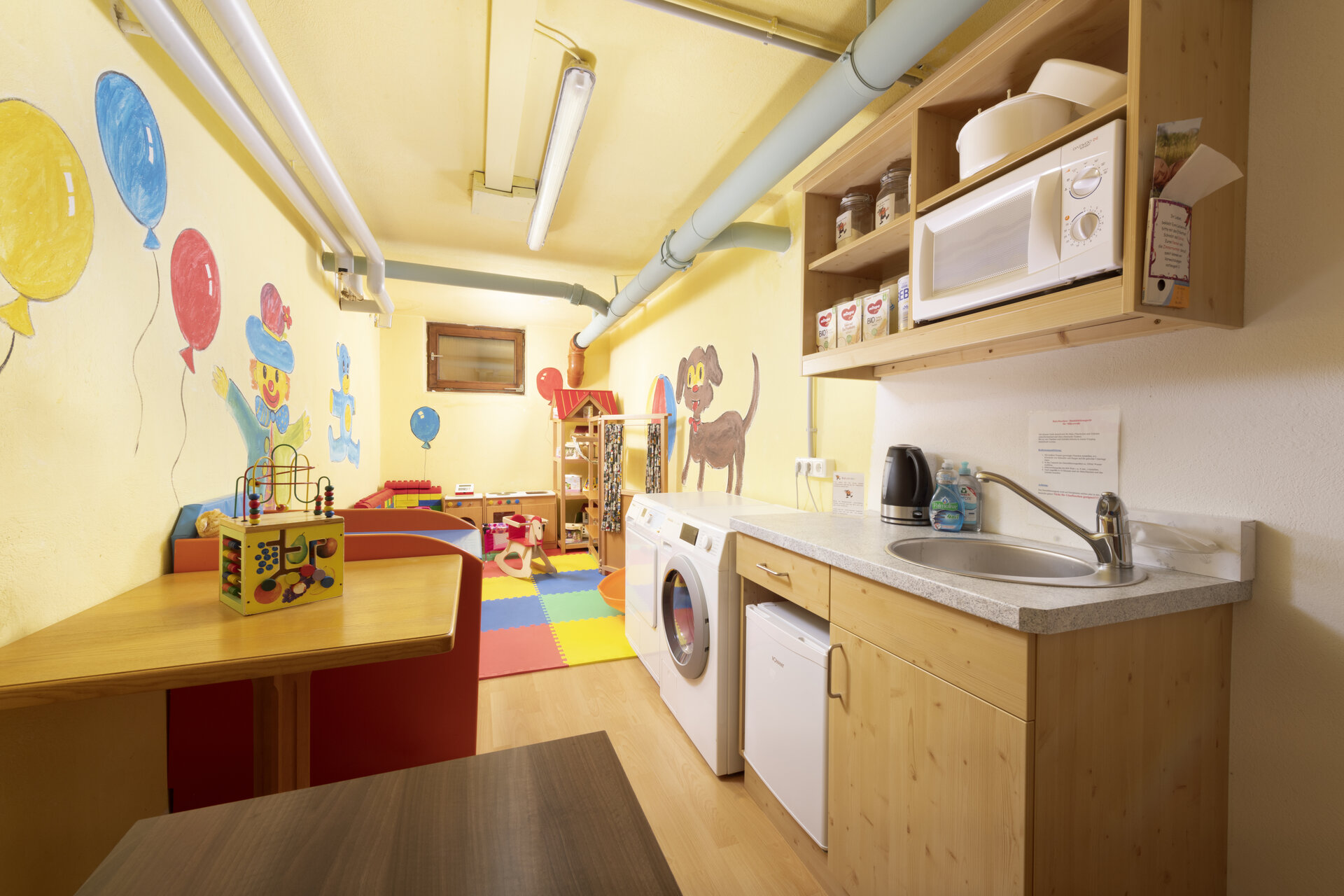 Waschmaschine und Babystation im Familienhotel Central