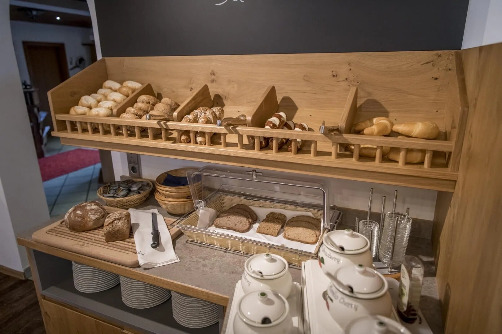 Frisches Brot vom Bäcker am Frühstücksbuffet