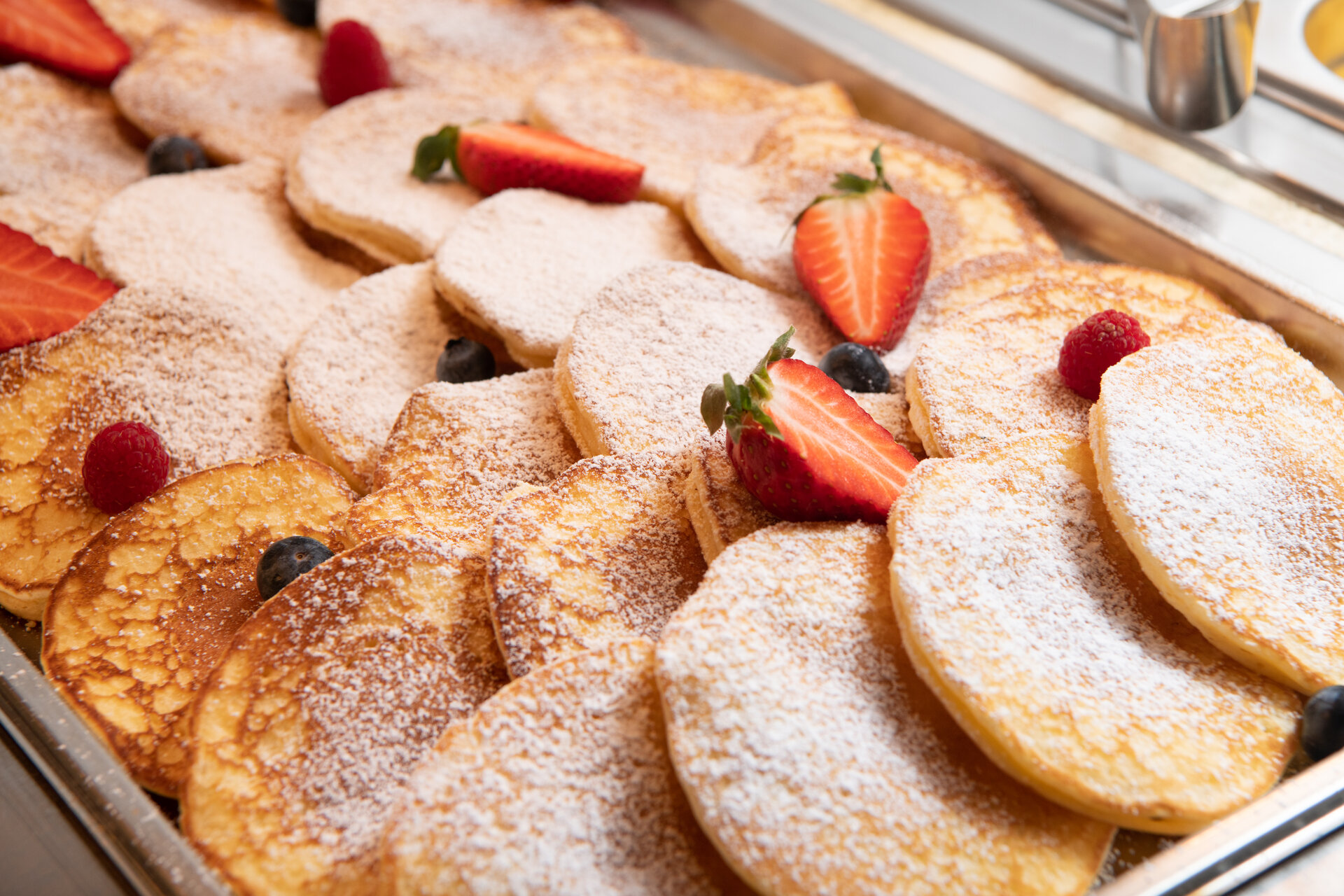Pancakes mit Erdbeeren am Frühstücksbuffet