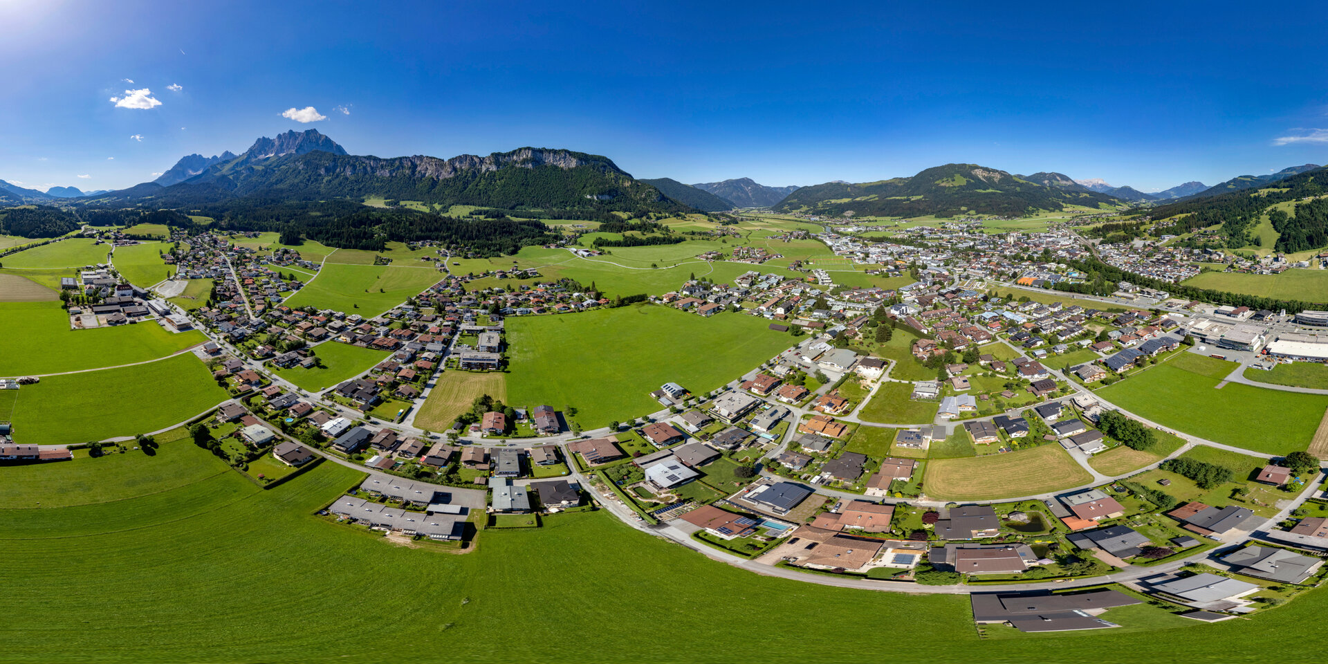 St. Johann in Tirol von oben im Sommer, Drohnen-Panorama