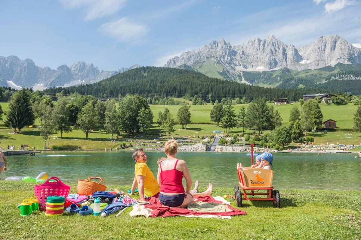 Badesee bei Going mit Bergblick