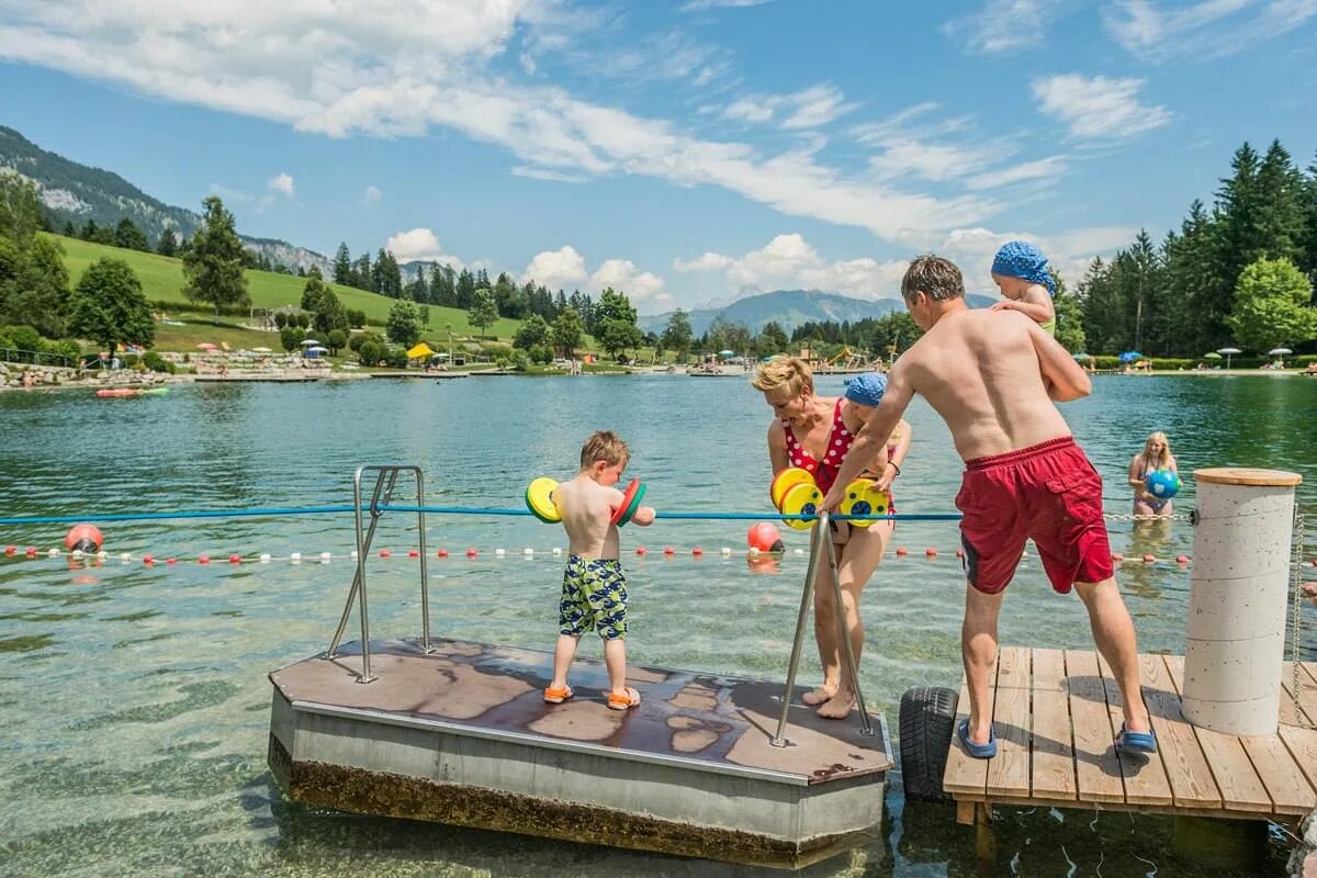 Familie am Badesee