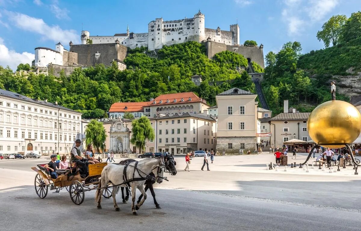Fiaker vor der Festung Hohensalzburg