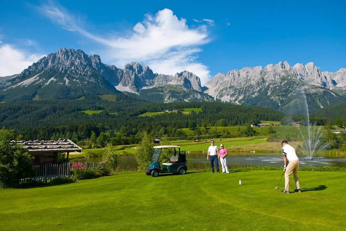 Golfen mit Bergpanorama