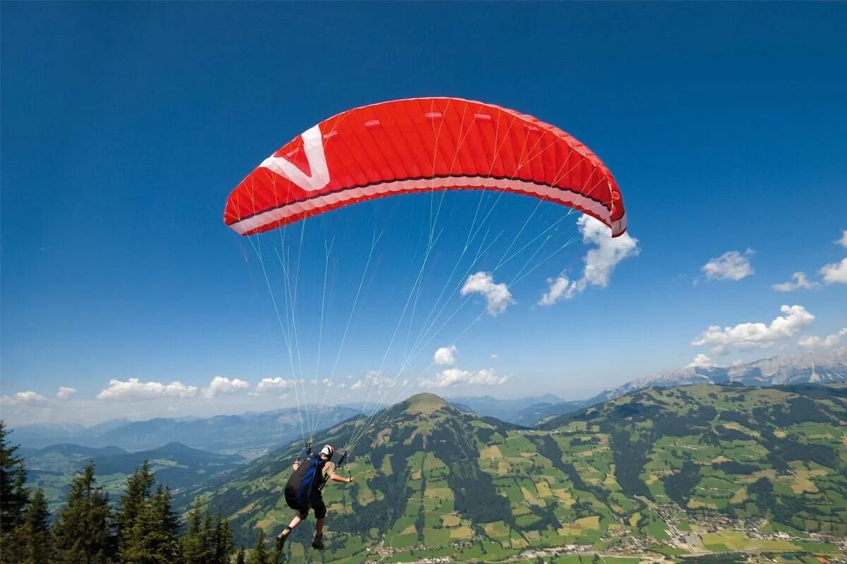 Blick von oben beim Paragleiten
