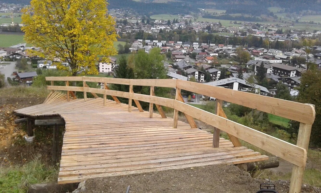 Biker im Flow ins Tal