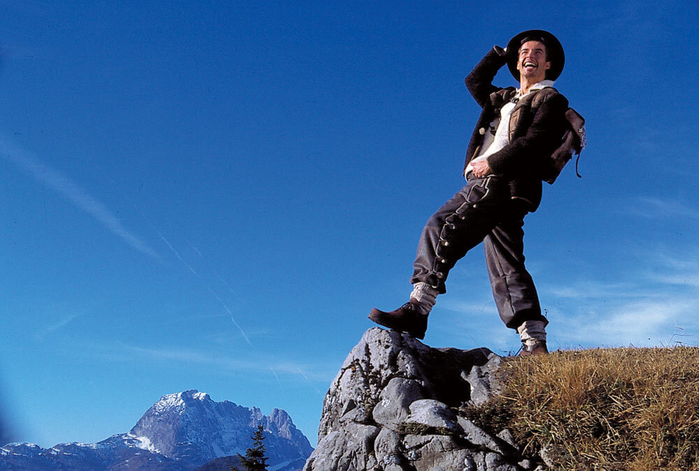 Wandern mit Blick auf die Berge