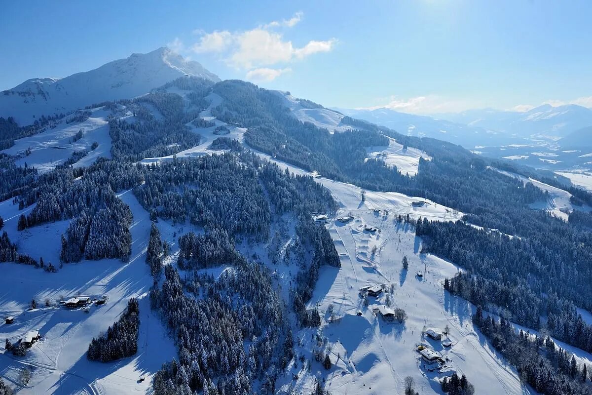 Luftaufnahme des Skigebiets St. Johann