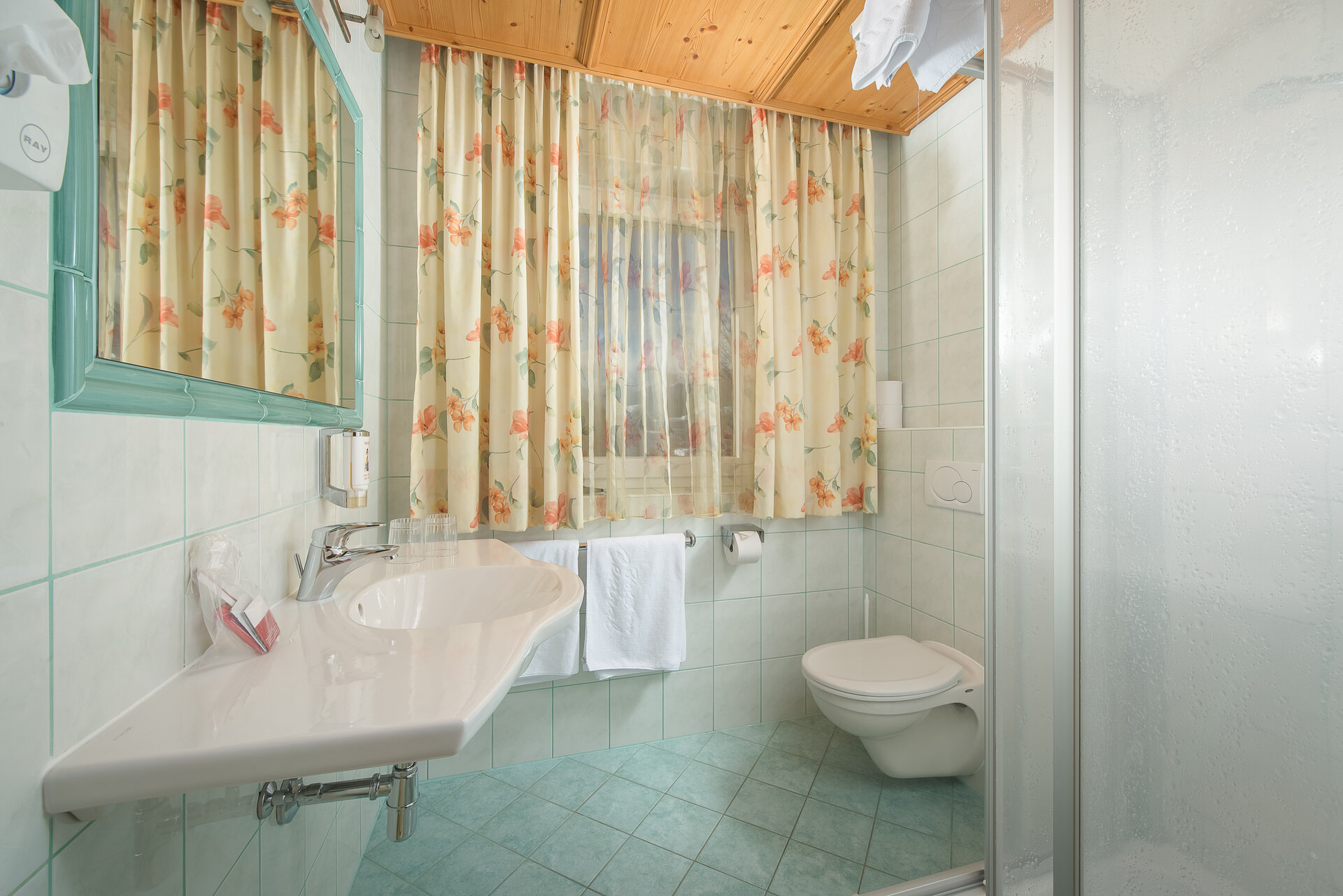 Bad im Schwalbennest der Alpenvilla St. Johanner Hof — Dusche und WC